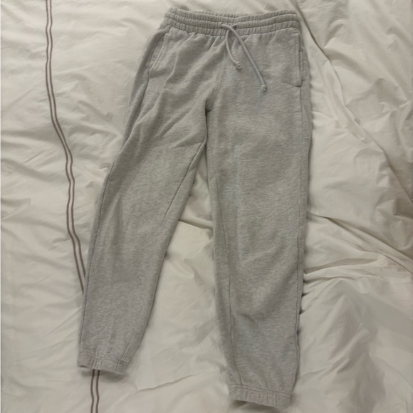 Aritzia boyfriend fit sweatpants in Heather cloud white - Picture 1 of 3